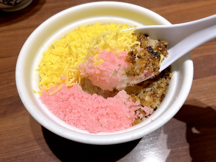 中はささがきゴボウなどを混ぜ込んだ、やさしい味の酢飯だ。