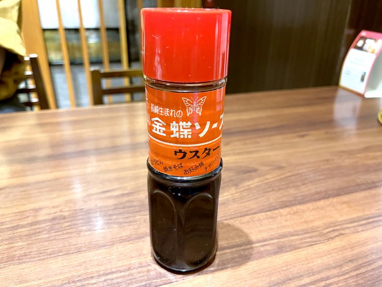 皿うどんにお酢をかけるのもいいが、長崎流に食べるなら金蝶ソースがマスト。