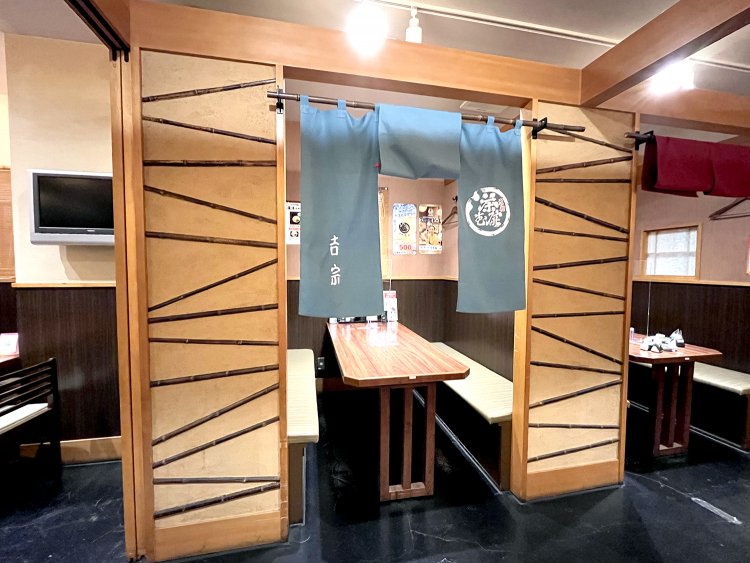 店内は半個室も用意。