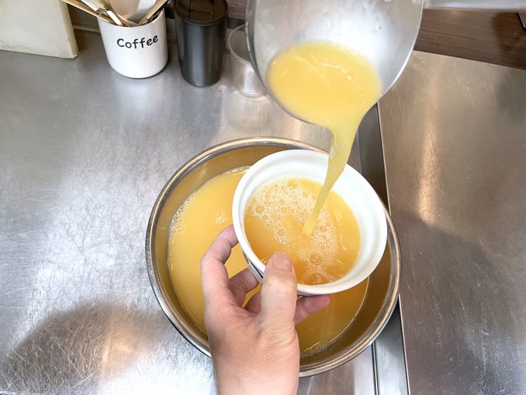 新鮮な卵とカツオと利尻昆布の和風だしで作るベースの卵液を丼になみなみと注ぐ。