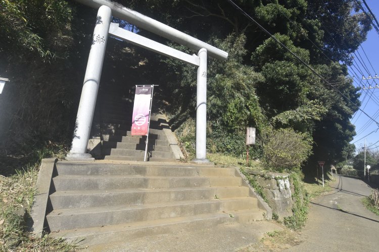 白旗神社の境内へは身構えてしまうほどの急な石段を登る。