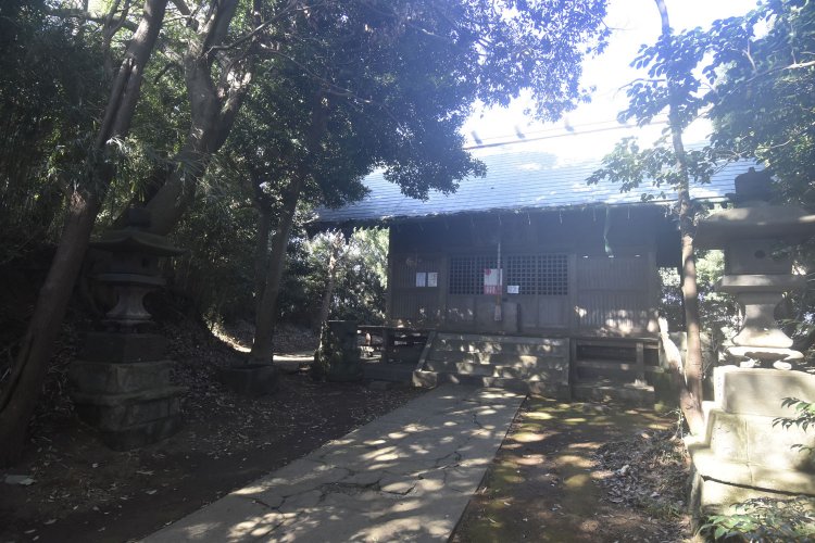 社殿は神明造りの社殿に拝殿、幣設が設けられている。