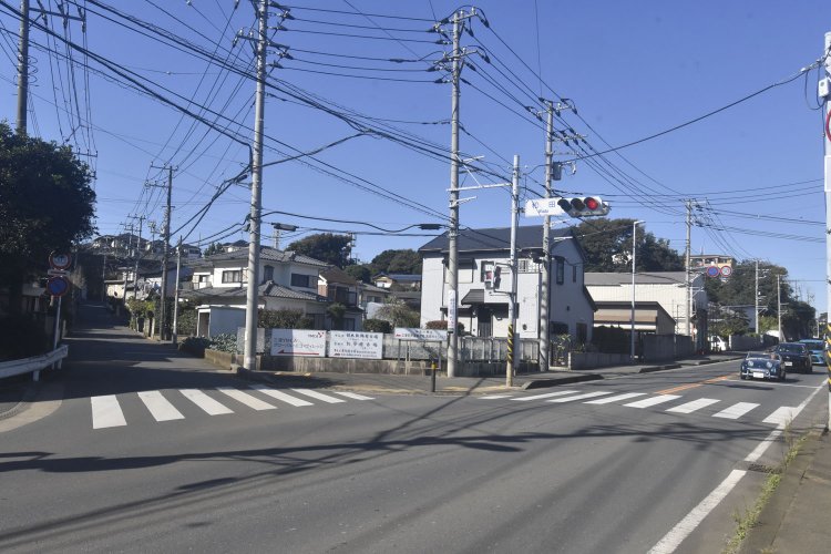 和田交差点。右手が鎌倉方面。左正面が和田城址へ続く道。