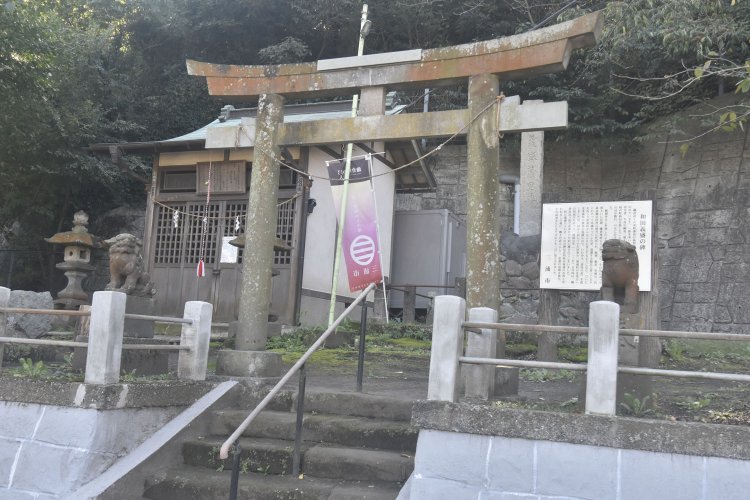交差点からすぐの場所にある、和田義盛旧里碑が建つ神社。