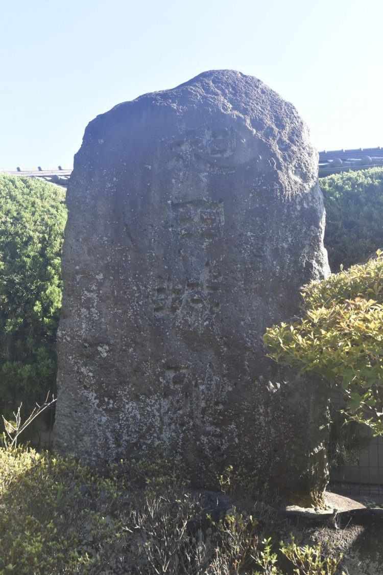 三浦初声高等学校和田キャンパスのほぼ向かいに建つ和田城址の碑。