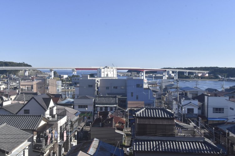 光念寺の境内手前から振り返ると、三崎港が一望できる。