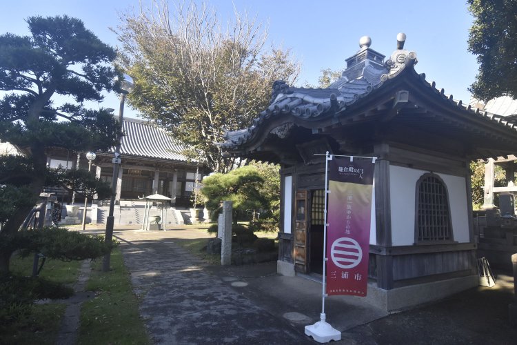 光念寺の境内。正面に見えるのが本堂で、右手が筌龍弁財天を祀るお堂。