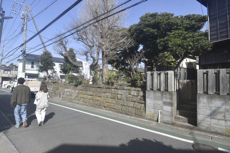 住宅と並んだ一画に残されている和田塚。