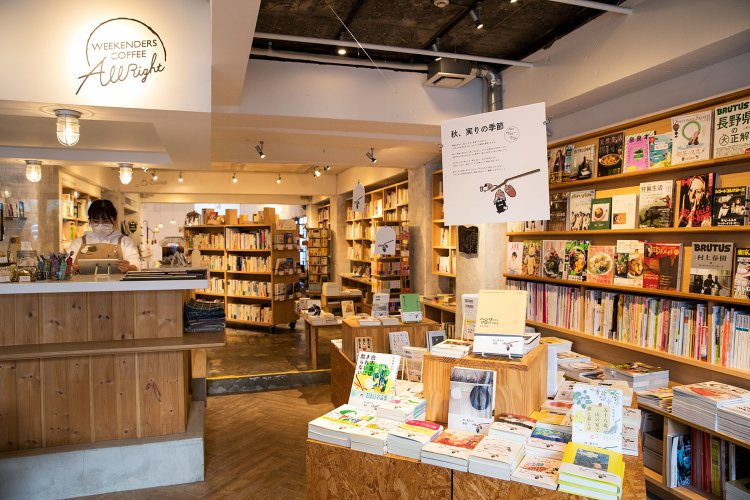 『かもめブックス』の店内。文房具も扱う。