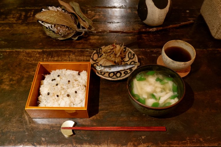 玄米おこわ-山椒と白子-、和風ミネストローネ、きんぴら牛蒡、メザシ1500円。