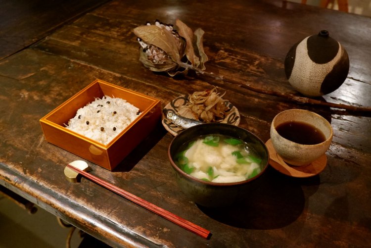 玄米おこわ-山椒と白子-、和風ミネストローネ、きんぴら牛蒡、メザシ1500円。