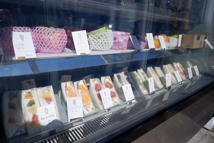 ショーケースに並ぶ果物とフルーツサンド。