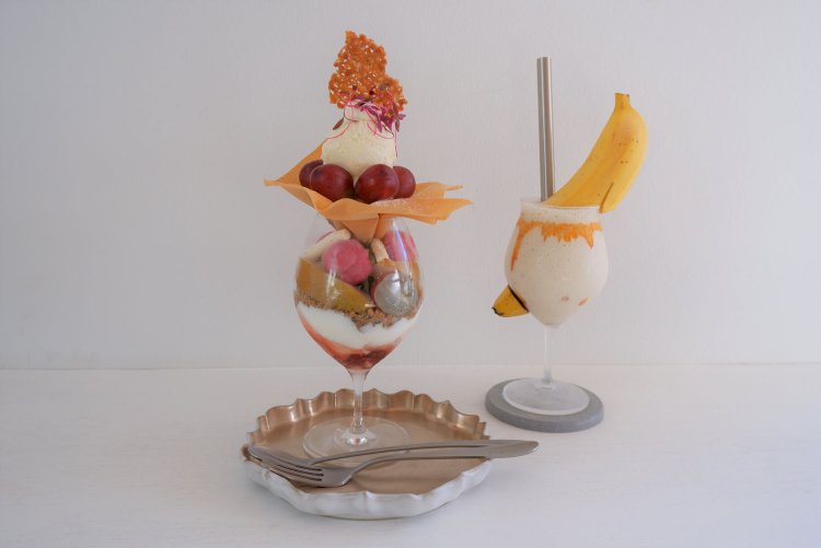 長野県産クイーンルージュのドレスパフェ2600円、キャラメルバナナバニラ800円。メニューは2022年10月20日時点のもの。