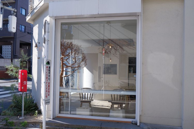 キャンバスに見立てた大きな窓。