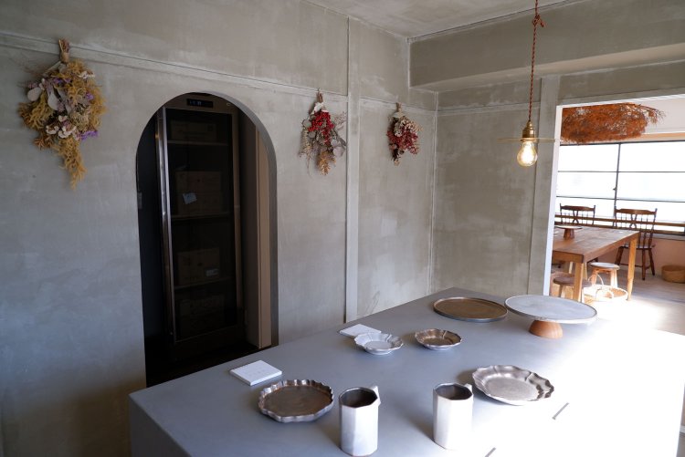 2階のギャラリーでは、カフェで使用しているのと同じデザインの器などを販売。