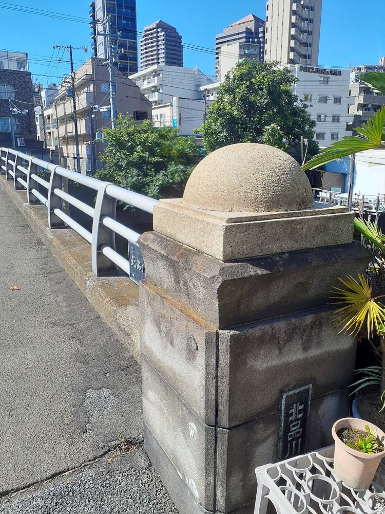 品川浦に架かる北品川橋は大正末期に築かれた石橋。その擬宝珠（ぎぼし）も風格たっぷり。今でもスーさんがたたずんでいそうです。