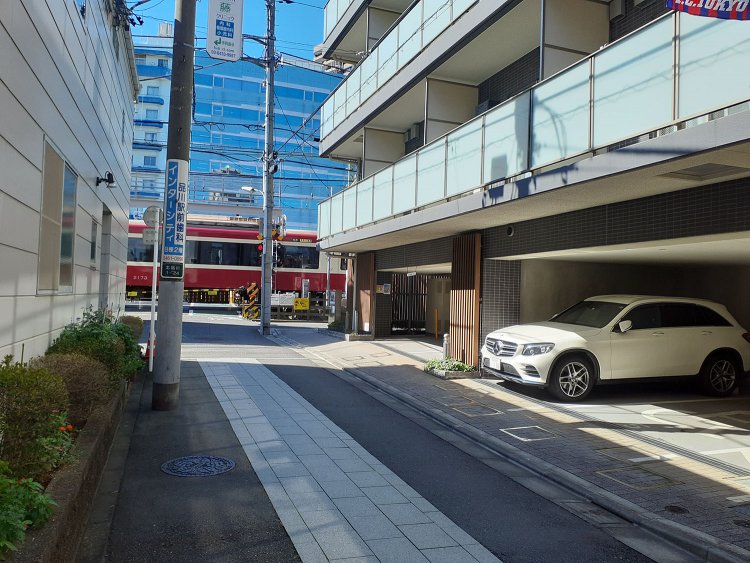 北品川駅脇の踏切へと続くこの道で、スーさん＆みち子さんの心暖まるやり取りが(『釣りバカ日誌』)。疑似親子？歳の離れた友人？この2人の関係って何だろう？思いを巡らしたくなる道です。