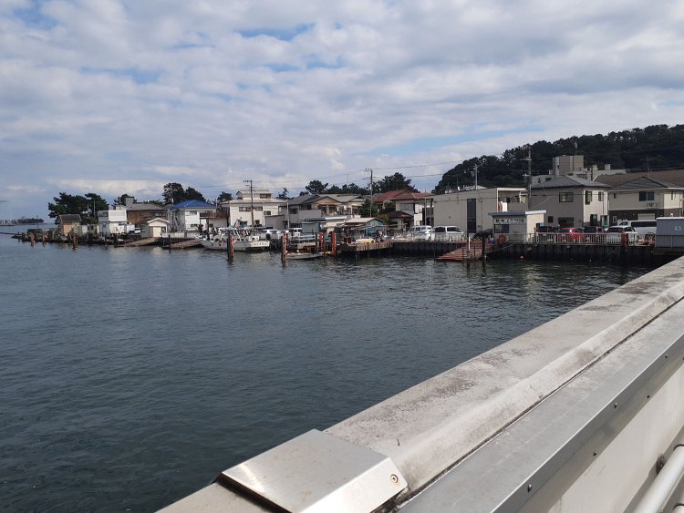 金沢八景付近の入江·平潟湾に浮かぶ野島がハマちゃんち＆ハチの「太田屋」の所在地。著名な景勝地であるだけでなく、釣り人、釣り船でにぎわう「釣りバカ」の聖地です。