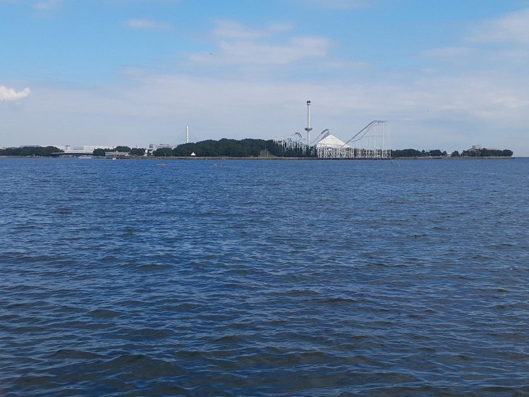 八景島シーパラダイスの遠景もシリーズ随所に登場。ちなみに1993年の開業当初、付き合っていたカノジョと遊びに行ったが、今となっても苦い思い出……。