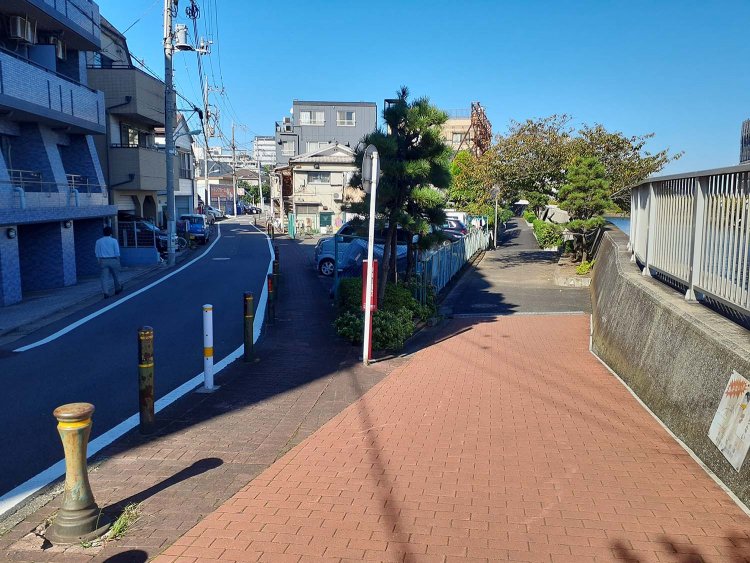 羽田は弁天橋西詰近くの歩道。『釣りバカ4』で、タクシーで帰るスーさんをみち子さんが見送る道です。