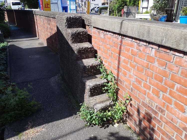 赤レンガ堤防。大正から昭和初期にかけて築かれた多摩川の旧堤防で、約1600mに渡って痕跡が残る。ハマちゃんち近くの光景のアクセントとしてさりげなく登場。