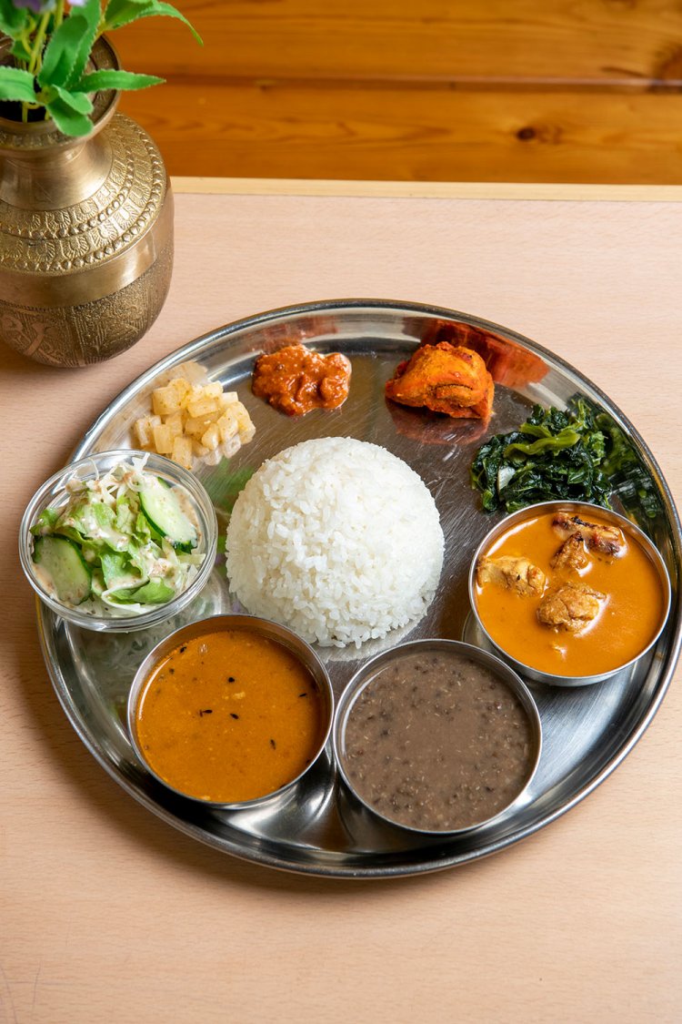 納豆汁定食ことネパール家庭料理セット1050円。左下がキネマスープ。