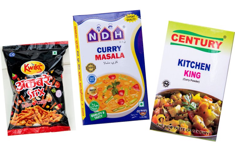 ネパールの激辛スナック150円（左）。カンタン調理に使えるミックススパイスや合わせ調味料も色々。