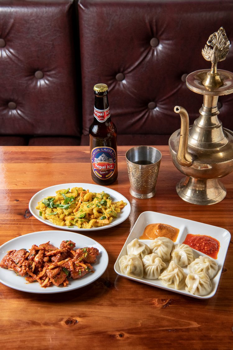 （上から時計回りに）じゃがいもと大根の漬け物400円、ネパール風水餃子モモ600円、豚肉のセクワ700円。