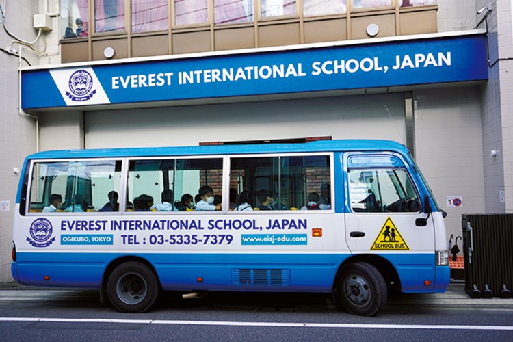 『EISJ』では神輿担ぎやネパール物産展など地域との交流イベントも多数。