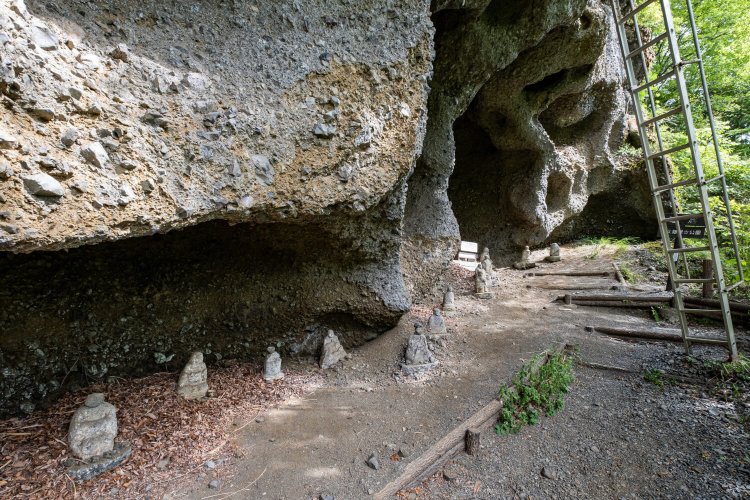 籠岩のくぼんだスペースには十六羅漢の石仏が静かに祀られている。