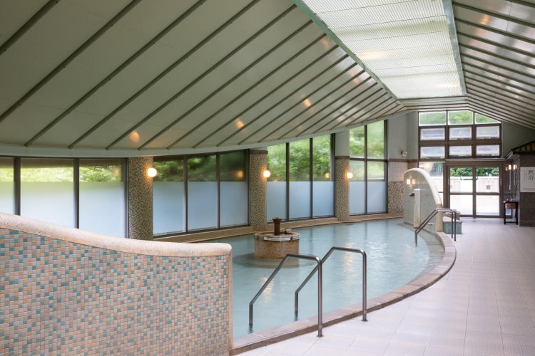 明るく開放的な西館。