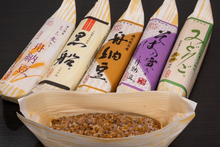 シンプルな舟納豆194円（中央）をはじめ、舟形の経木を使用した小粒シリーズはほかに4種（216～432円）。食べ比べも楽しみだ。