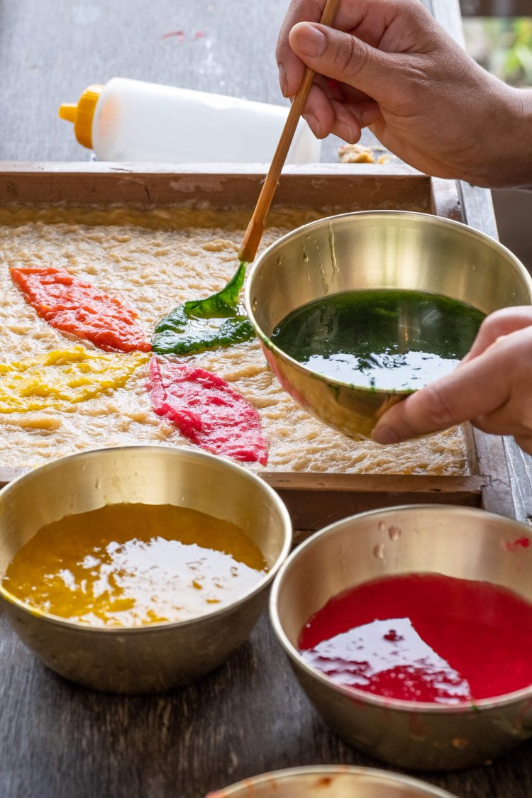 30㎝四方の台紙の上に、色付けした紙の原料を針金の付いた棒やスポイトで置く漉き絵体験。描く内容はお好みでOKだ。