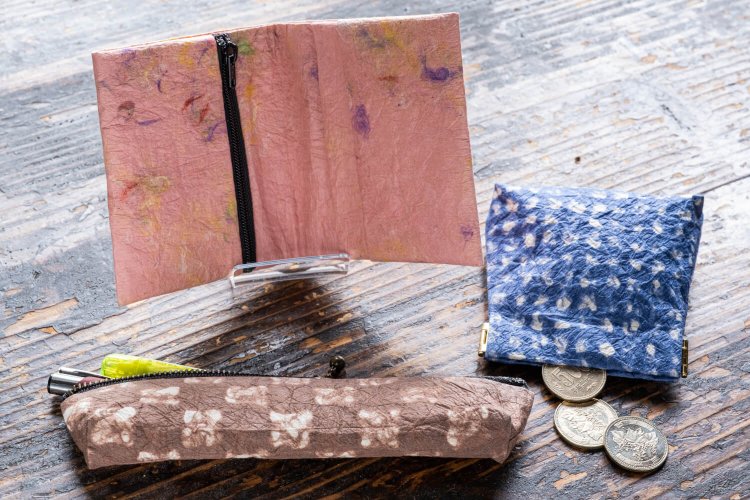 小銭入れ（右）とマチのあるペンケース（手前）は各600円、手の込んだ二つ折財布1500円はファスナー付きなのが珍しい。