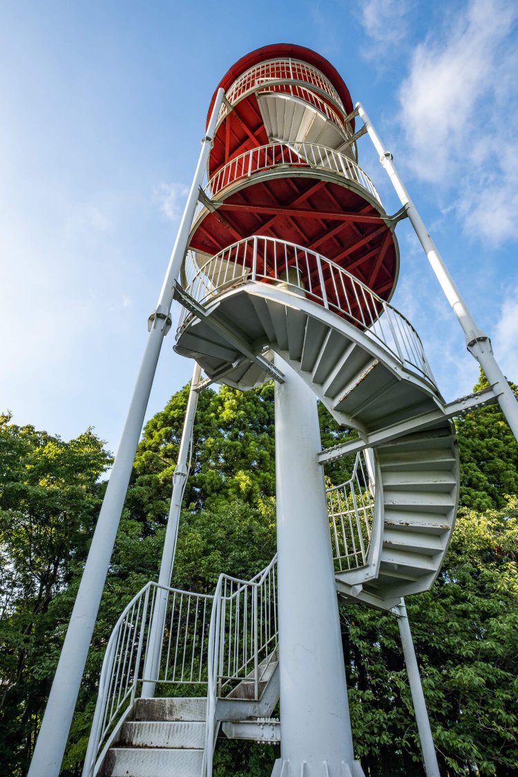 天を突くように立つ大展望塔。