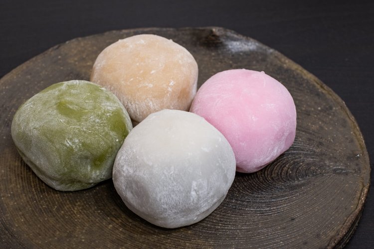 生大福は各1個129円で販売。化粧箱入りは10個1328円など。