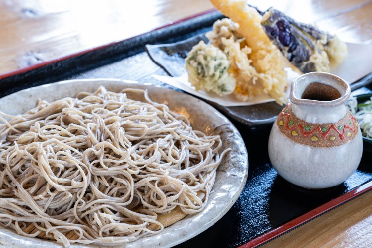 大盛りは200円増しだが普通盛りで十分の天ざるそば1350円。