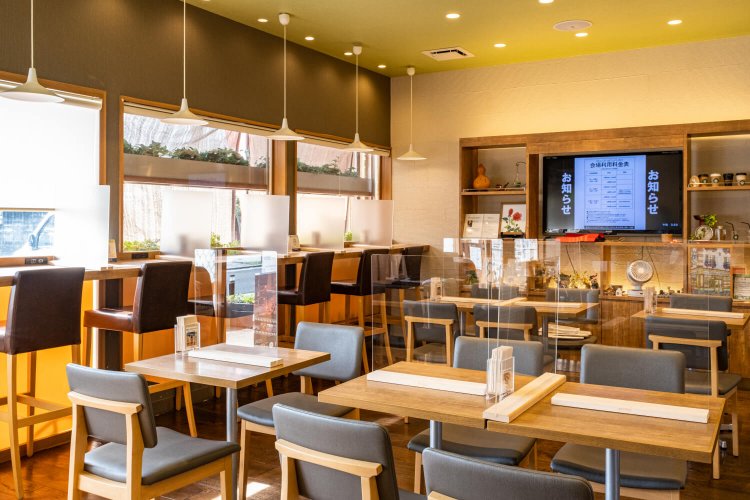 窓際にはカウンター席が設けられ、一人客でも気軽に利用しやすい。