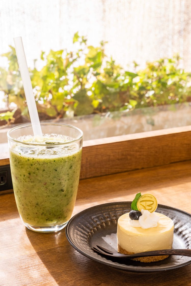 レアチーズケーキ350円（右）とグリーンスムージー360円。セットは100円引き。