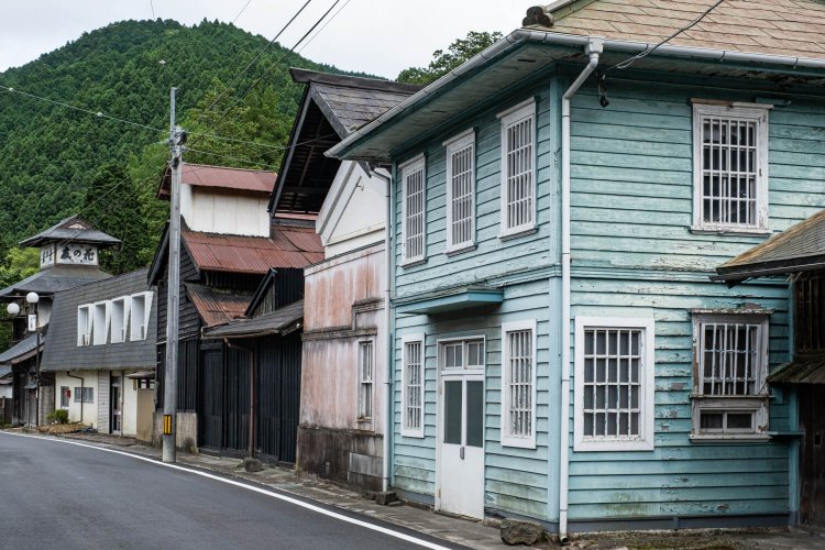 街道沿いに立つ国松家旧郵便局（右手前）と岡山家喜雨亭（左奥）。岡山家は今年度の「集中曝涼」で公開予定（有料）。