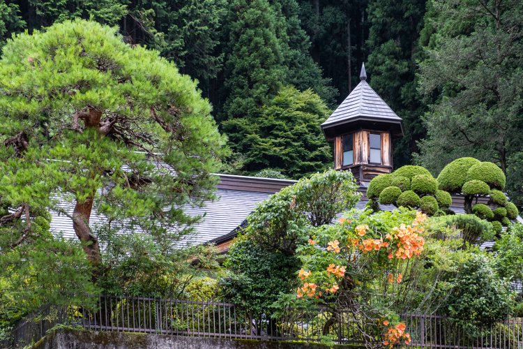 大正8年（1919）築の平塚家時計塔。