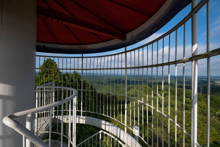 転落防止用の柵に囲まれた最上部。一部樹木にさえぎられるが、ぐるりと周囲を見渡せる。
