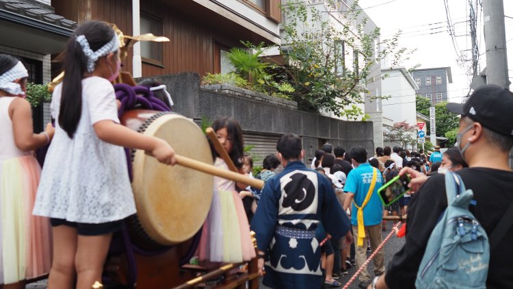 赤城神社のお祭りの子供神輿と行列。