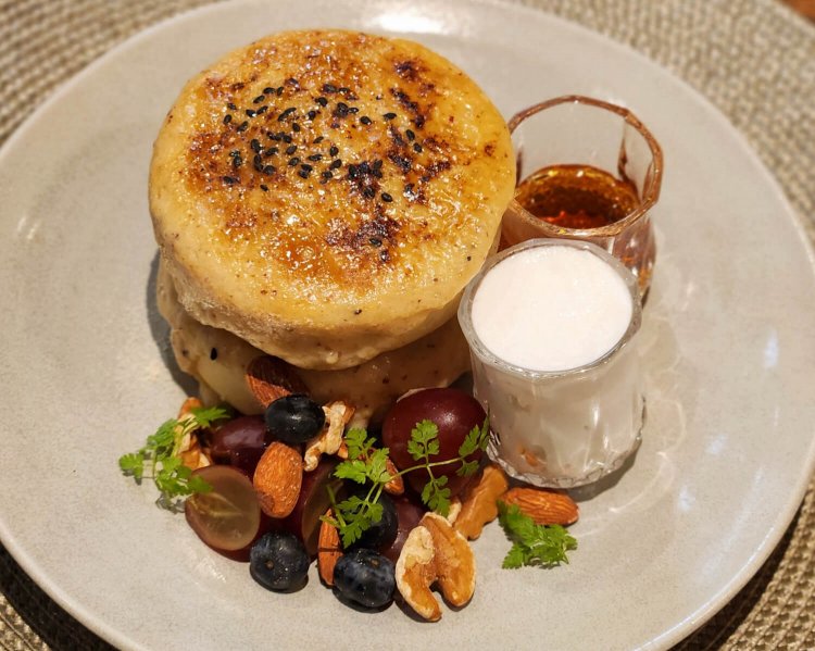 期間限定（2022年10月1日〜11月30日） さつまいもクリームのブリュレ米粉パンケーキ 1300円。