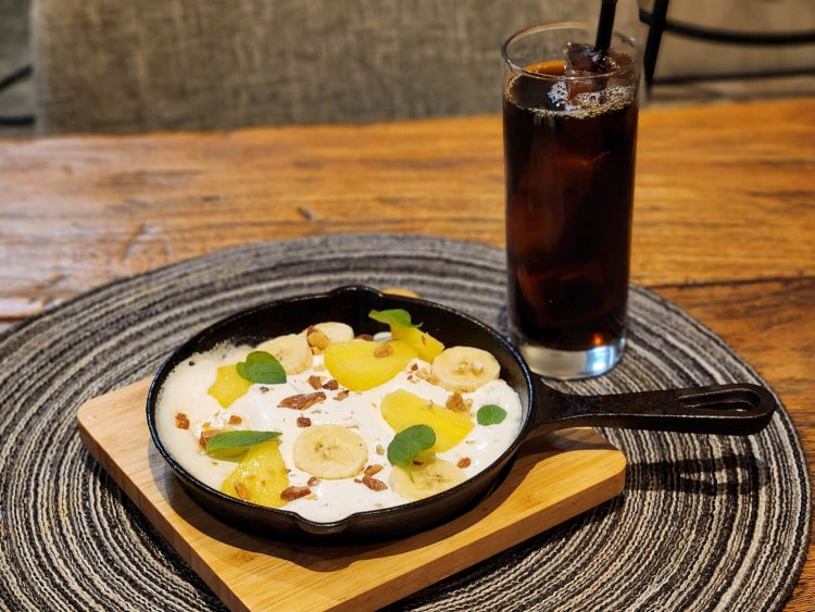 MOCHI CAKE 800円、アイスコーヒー（ セットで注文すれば200円）。