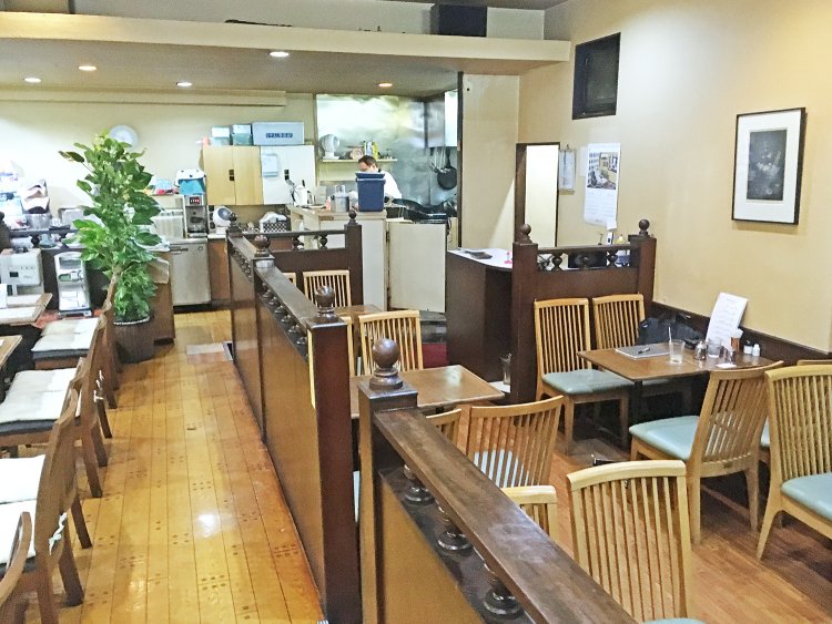 右側にはグループでも利用できる4人がけのテーブル席が並ぶ。