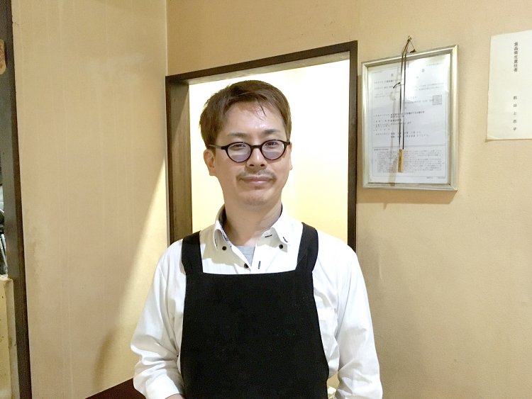 4代目店長の前田浩孝さん。店内に流れるカーペンターズのBGMは店長の趣味だそう。