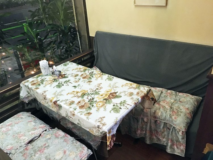 レトロ感あふれるテーブルクロス。全席で喫煙できる。