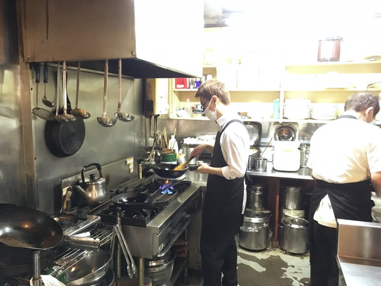 手際よくフライパンを振り、オムライスをつくる店長の前田さん。