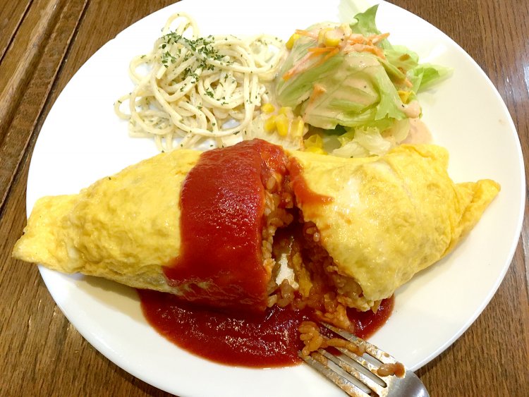 しっかりとした食感の玉子焼きとケチャップご飯。まさに昭和のオムライスだ。